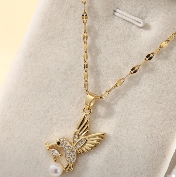 18k Elegant Gold Hummingbird Pendant Necklace - Picture 4 of 4
